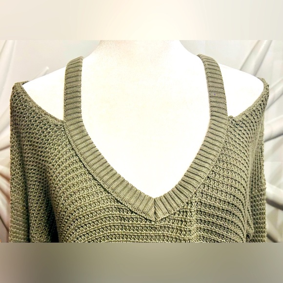 EUC Free People SZ M army green V-neck sweater with frayed edges, bust 46”-56” - Picture 8 of 9